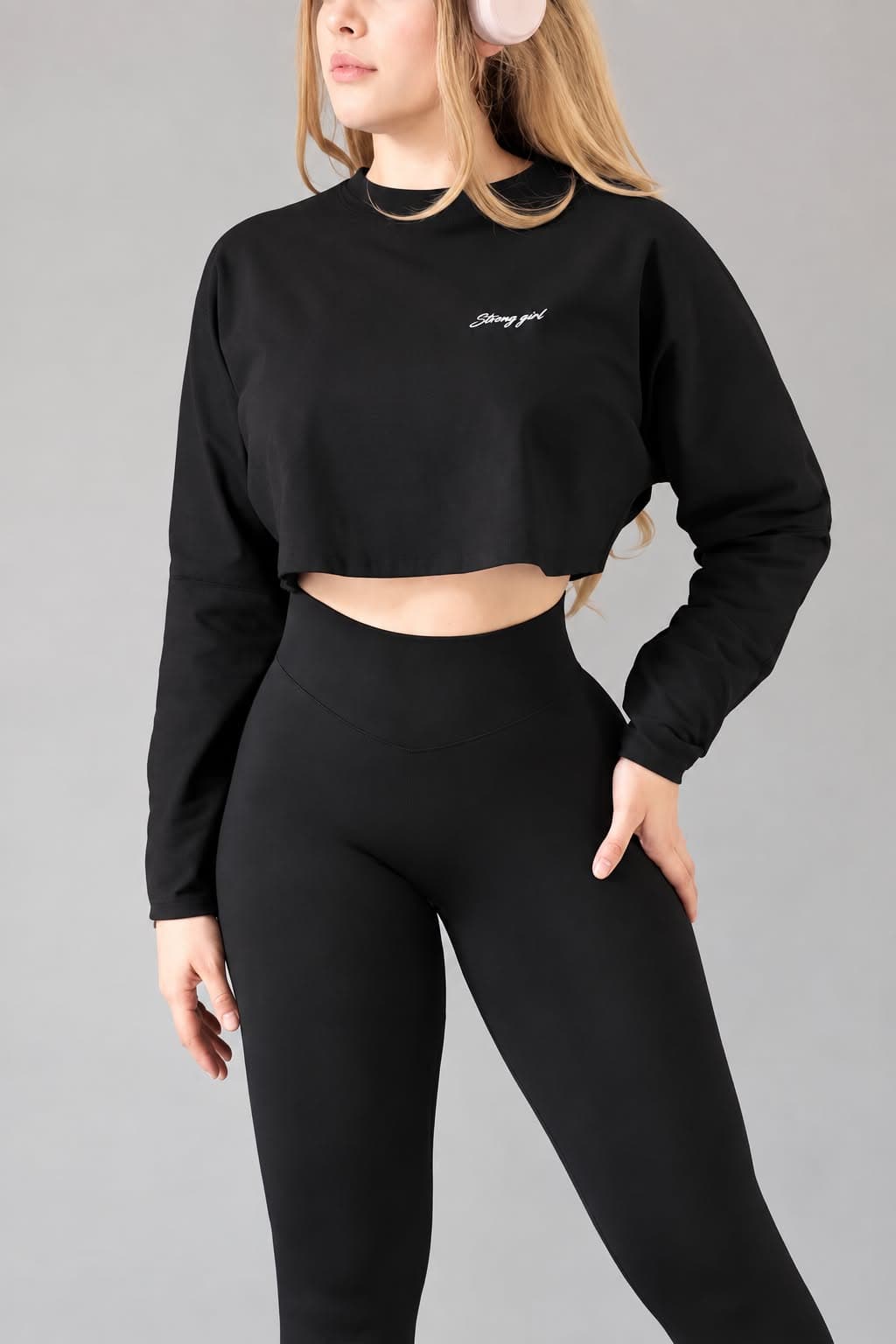 Sudadera crop negra "Strong girl"