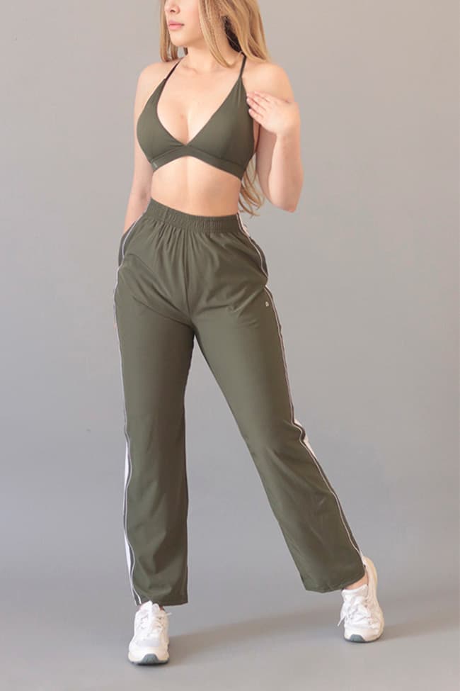 Conjunto deportivo de top halter y pants con franjas laterales