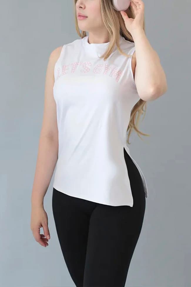 Playera deportiva sin mangas con abertura lateral