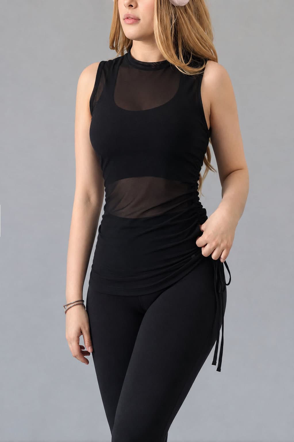 Blusa deportiva sin mangas con paneles de mesh y ajuste lateral